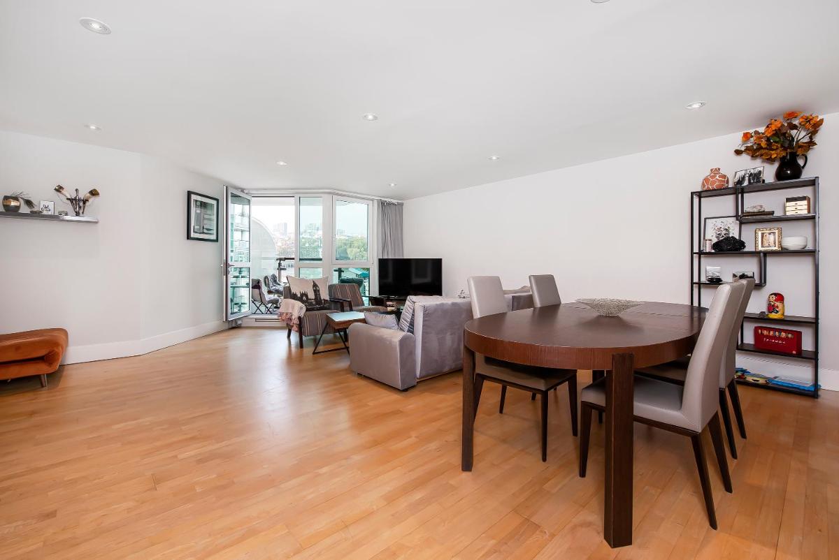 Modern 2 Bedroom 2 Bath Apartment with River View - Housity