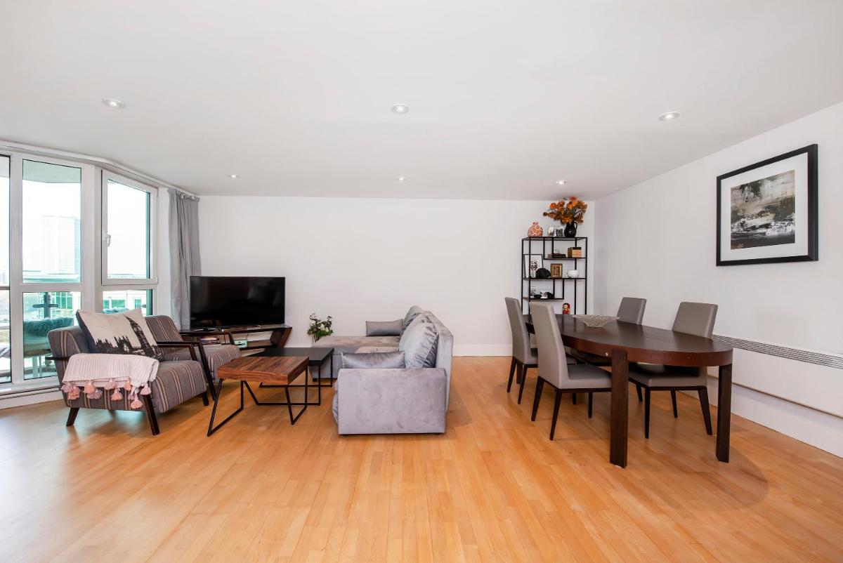 Modern 2 Bedroom 2 Bath Apartment with River View - Housity