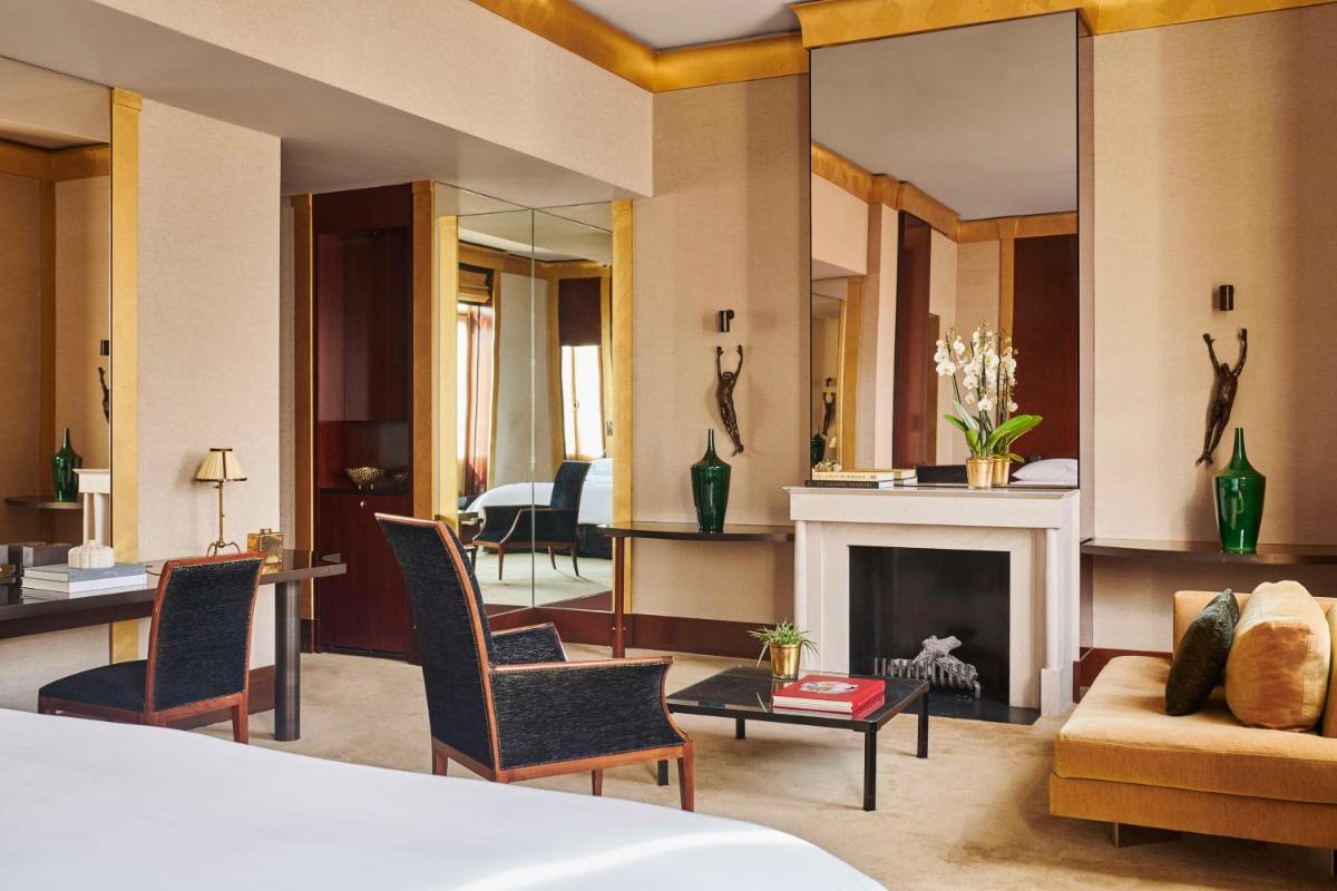 une chambre d'hôtel avec un lit et une cheminée dans l'établissement Park Hyatt Paris - Vendôme, à Paris