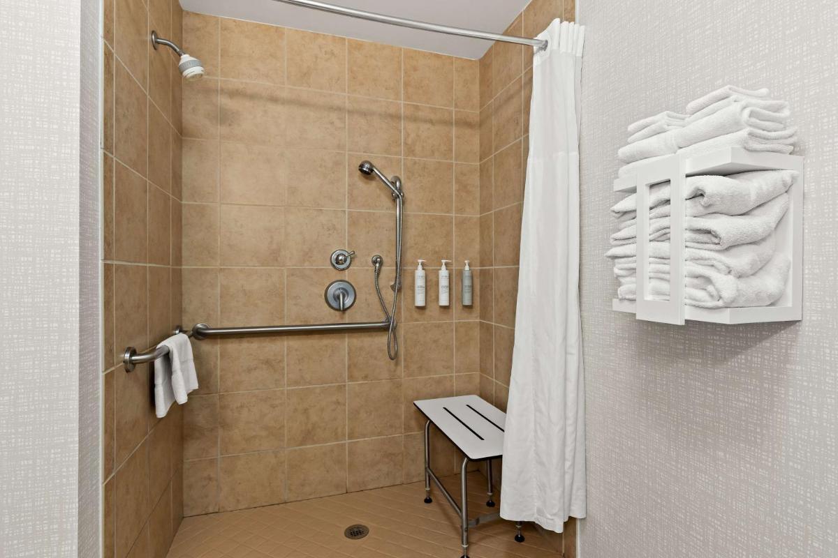 Hampton Inn & Suites Canton - Housity