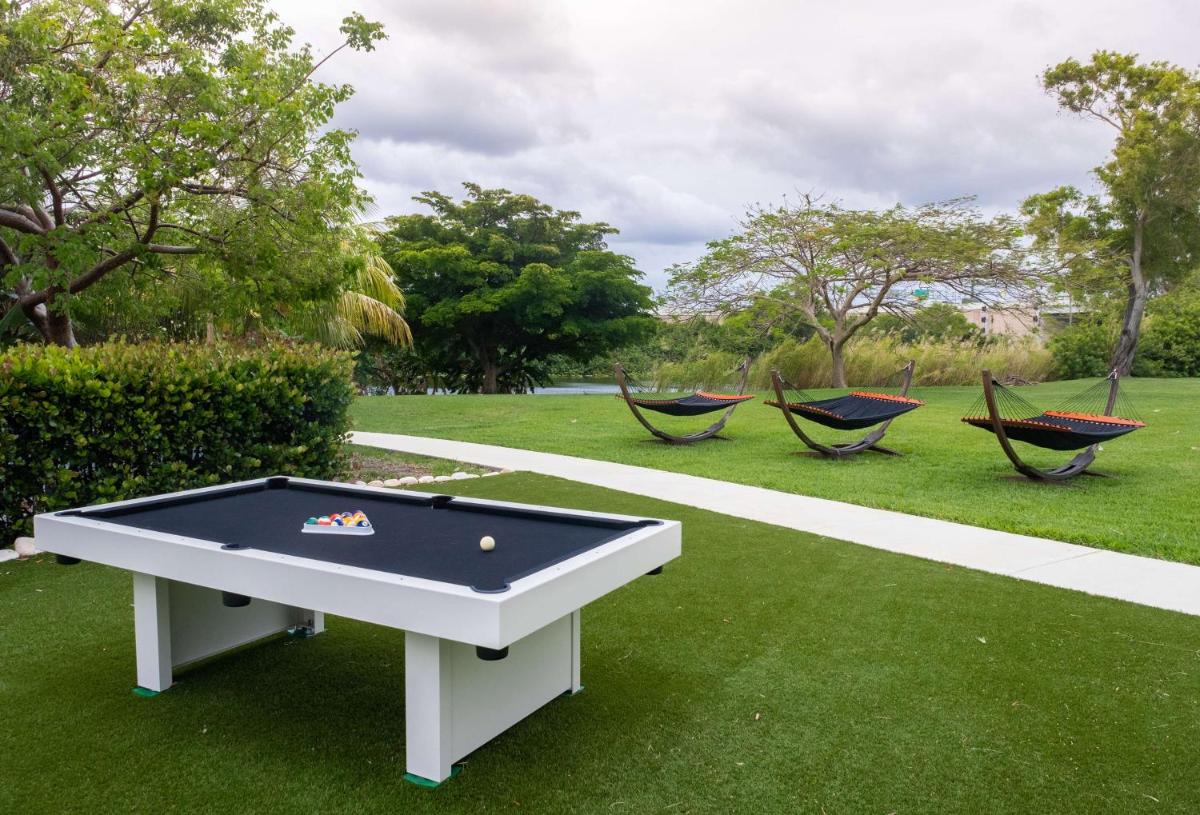 Hilton Palm Beach PBI - Housity