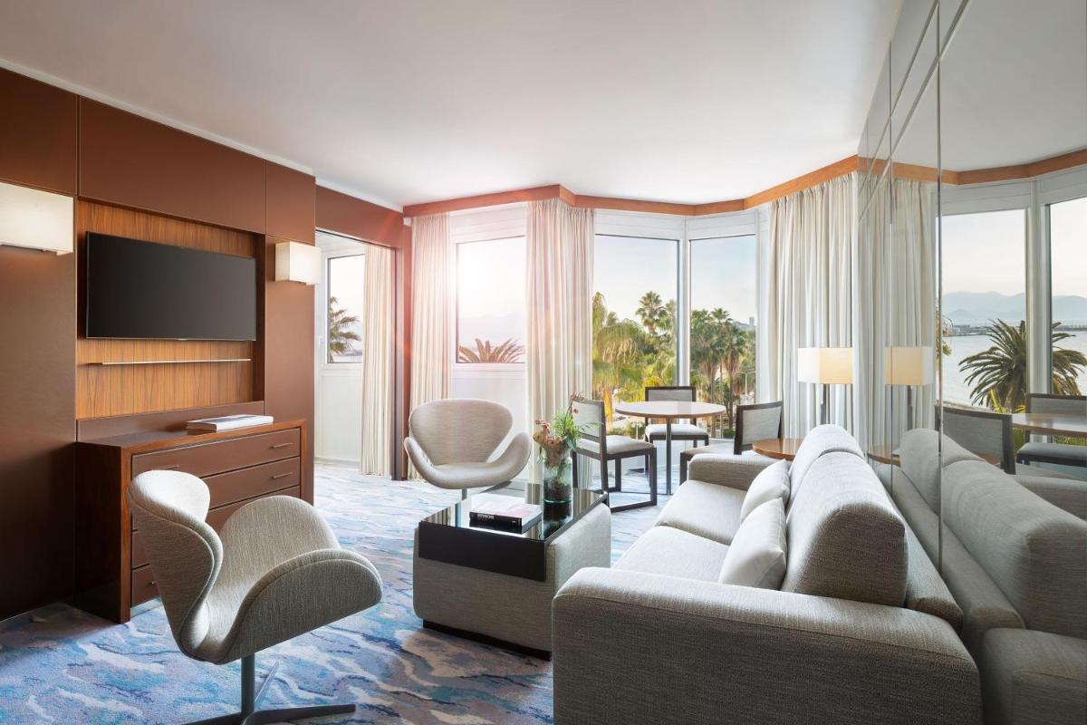 Télévision ou salle de divertissement dans l'établissement JW Marriott Cannes