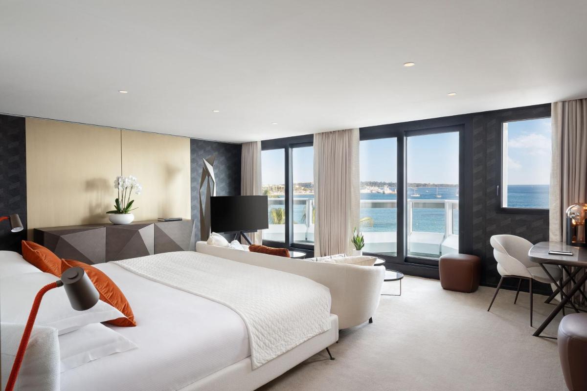 Un ou plusieurs lits dans un hébergement de l'établissement JW Marriott Cannes