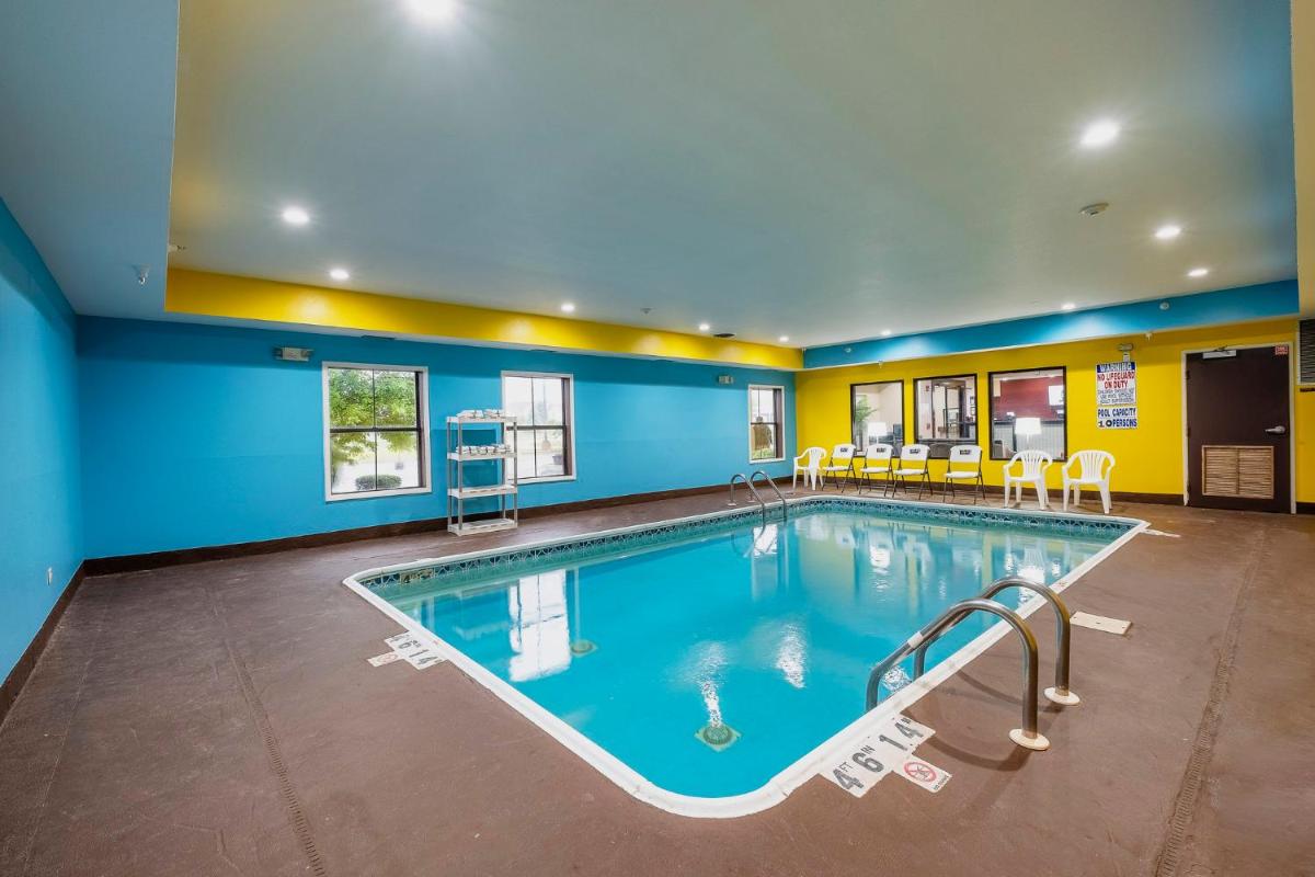 Econo Lodge Inn & Suites - Housity
