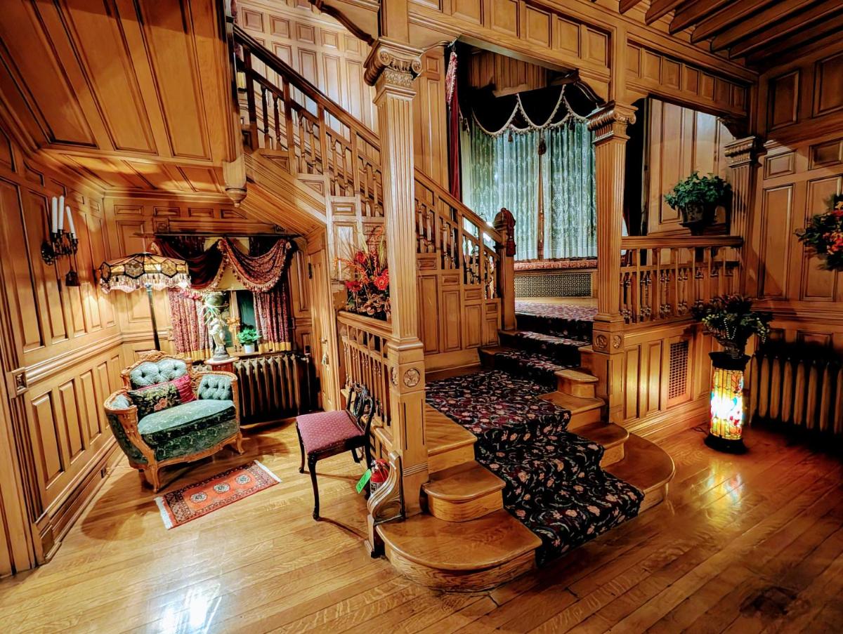 Alexander Mansion Bed & Breakfast - Housity