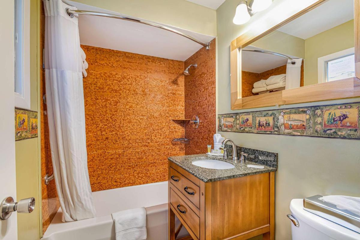 Super 8 by Wyndham Lake George/Downtown - Housity