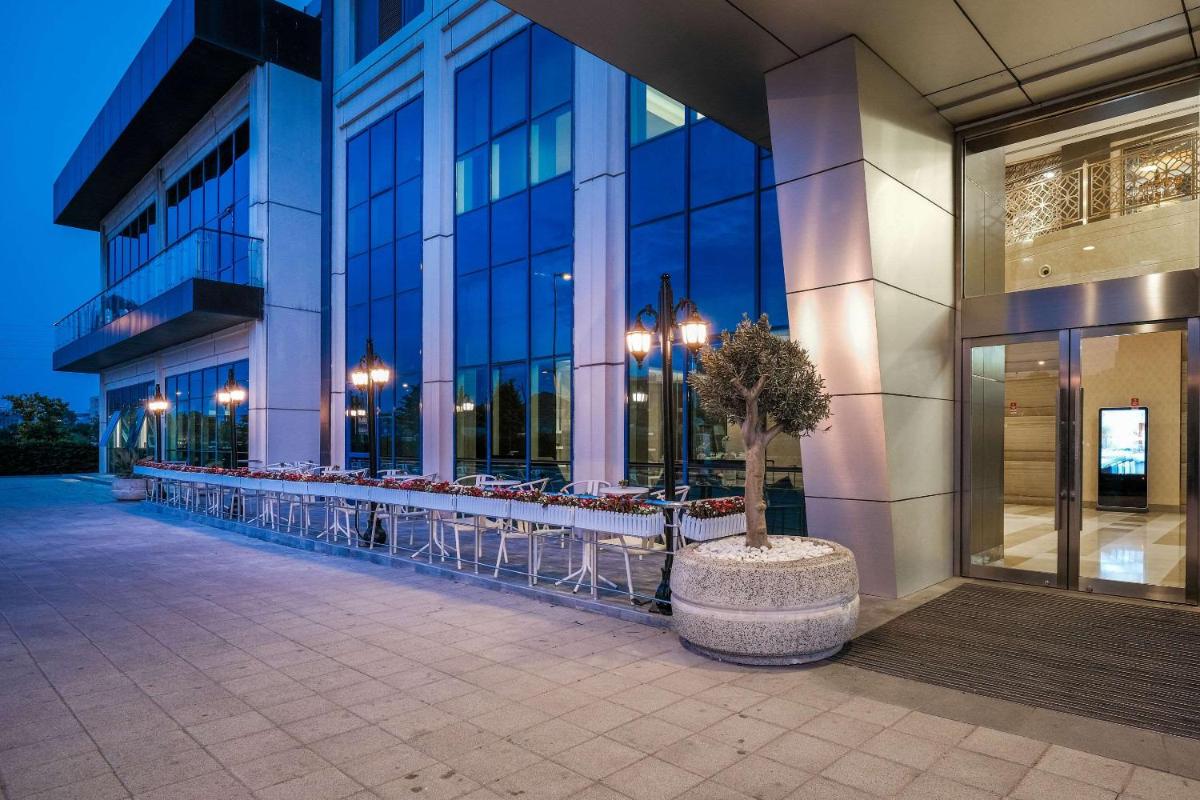 Clarion Hotel Istanbul Mahmutbey - Housity