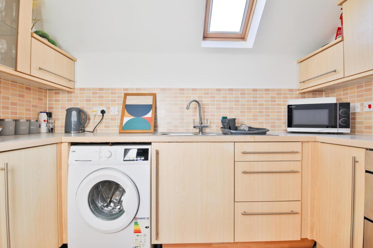 StayRight 2 Bed Beach House with Private Parking- Next to Barry Beach and Jackson Bay - Housity