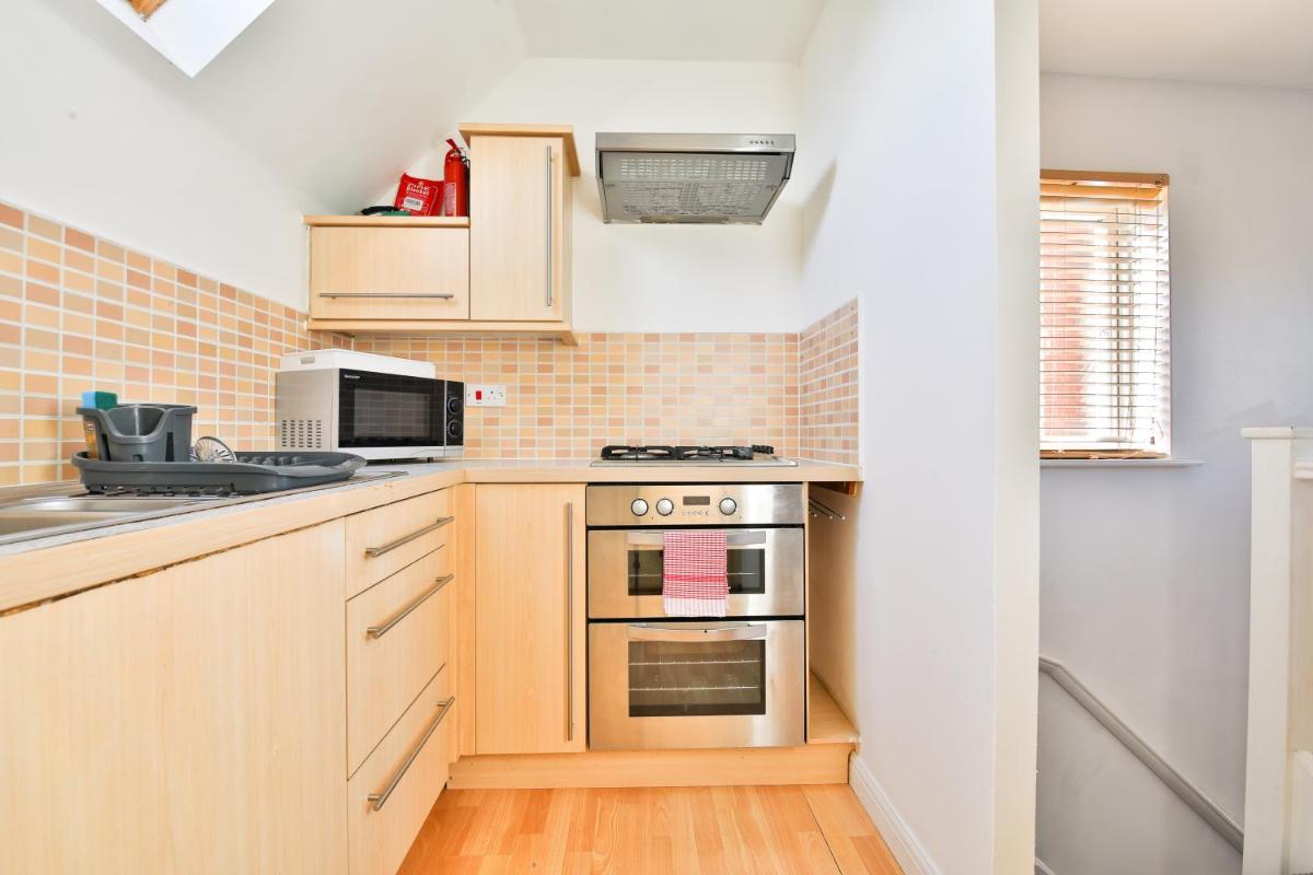 StayRight 2 Bed Beach House with Private Parking- Next to Barry Beach and Jackson Bay - Housity