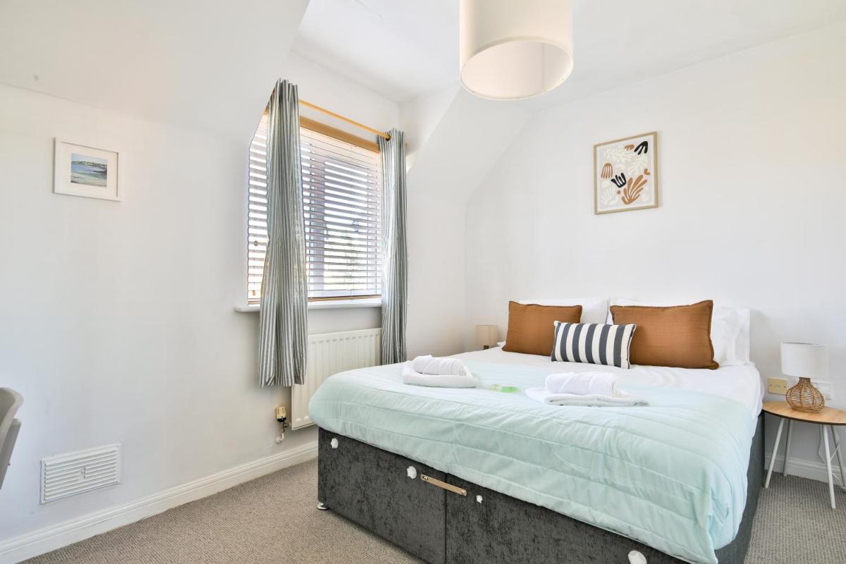 StayRight 2 Bed Beach House with Private Parking- Next to Barry Beach and Jackson Bay - Housity