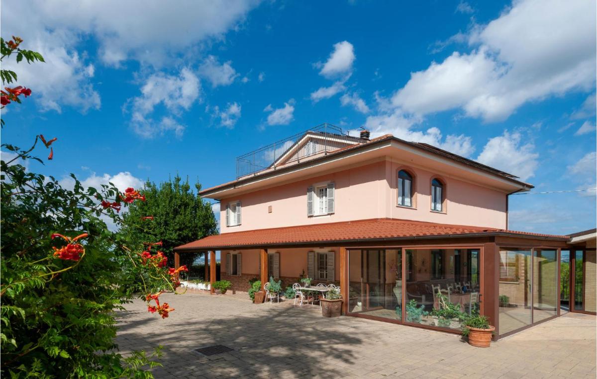 Gorgeous Home In Servigliano - Housity