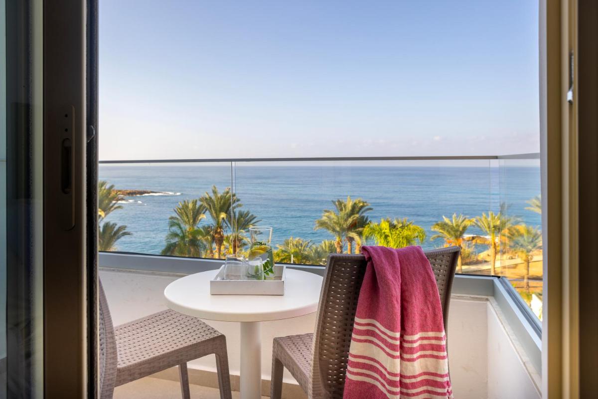 Queens Bay Hotel - Housity