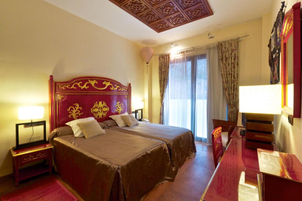 Un dormitorio con una cama grande con cabecero rojo. en Hotel & Spa Sierra de Cazorla 4*, en Cazorla 63 fotos más