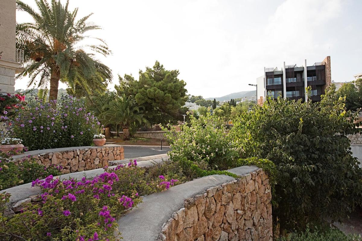 Jardín al aire libre en Hospes Maricel y Spa, Palma de Mallorca, a Member of Design Hotels