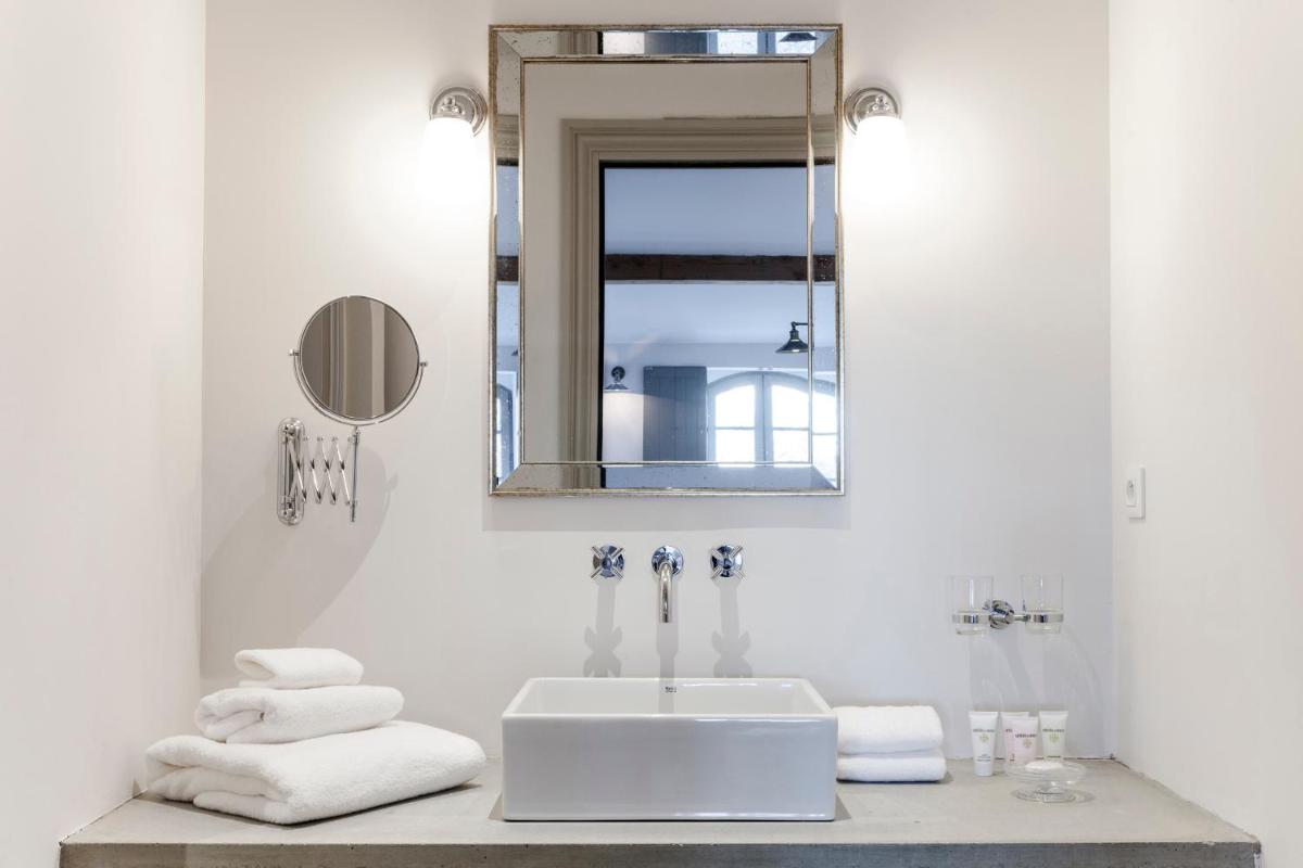 Salle de bains dans l'établissement Château St Pierre de Serjac