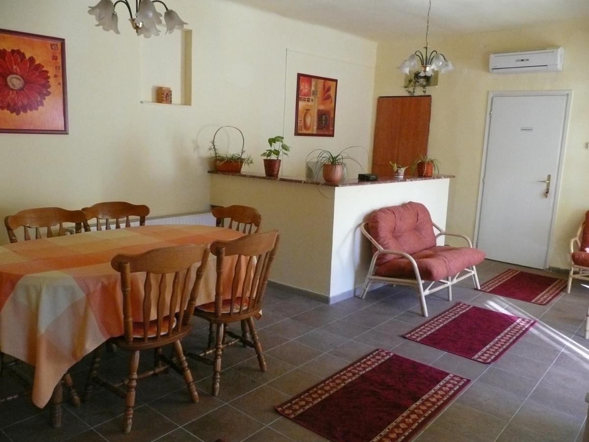 Kincses vendégház - Housity