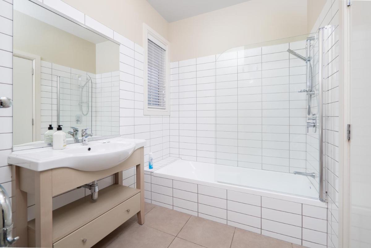 Beach Cottage Russell - Pool, Spa, Location - Housity