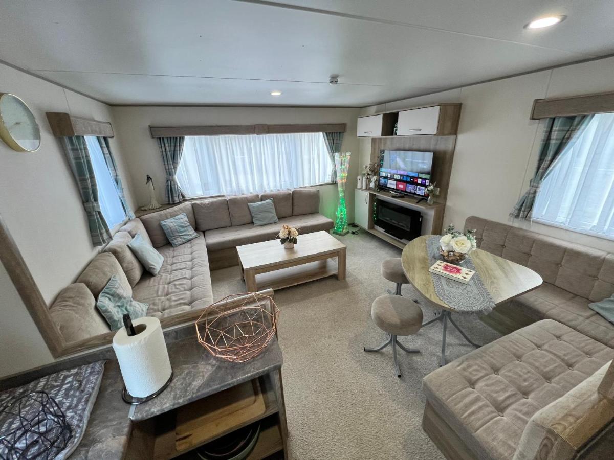 Relaxing Breaks with Hot tub at Tattershal lakes 3 Bedroom - Housity