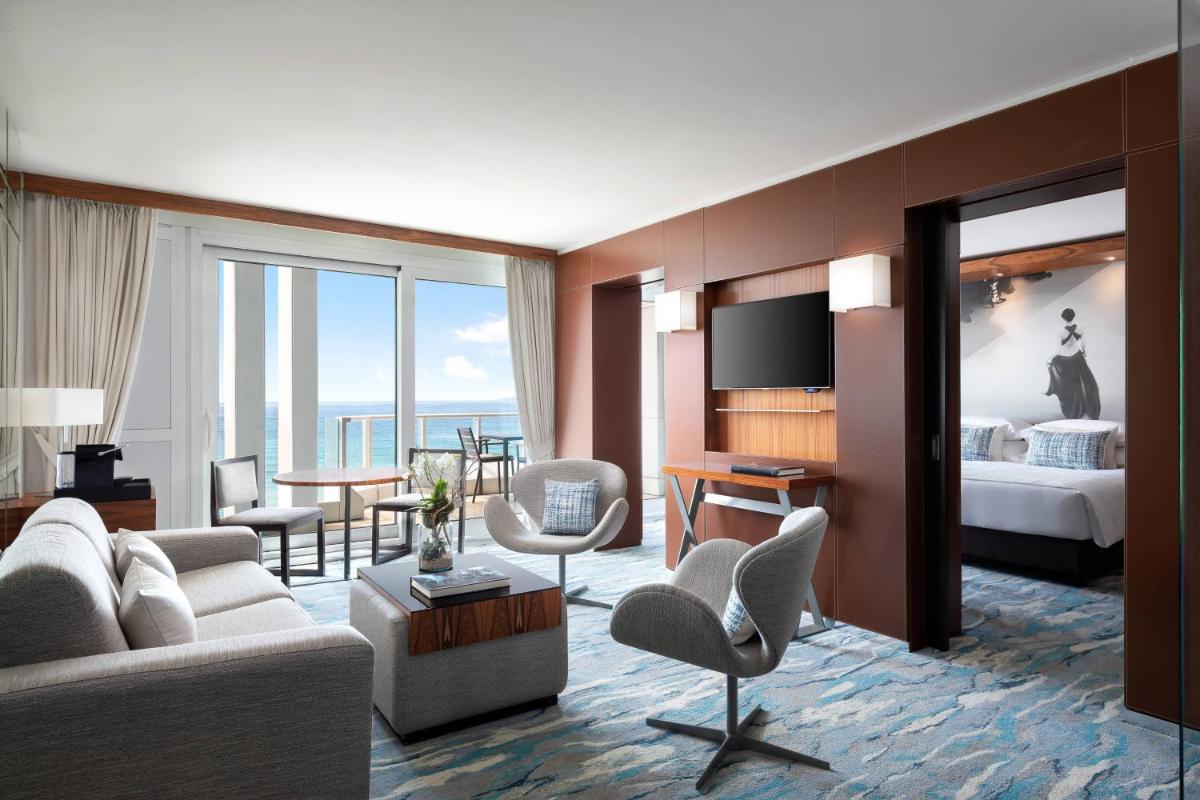 Un ou plusieurs lits dans un hébergement de l'établissement JW Marriott Cannes