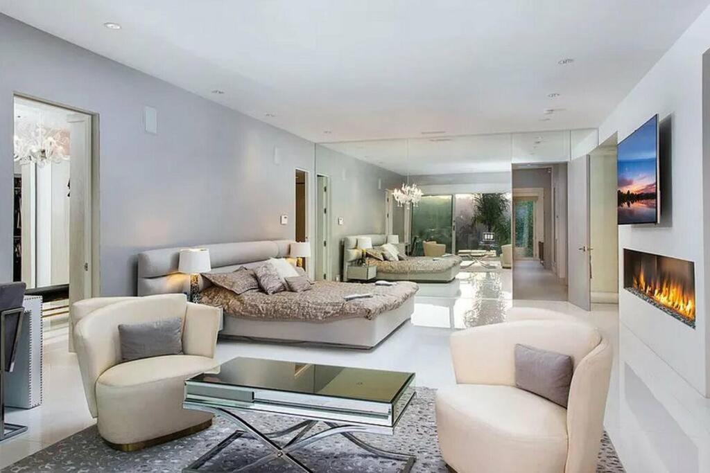 Luxurious 5 Bedroom Villa with Pool & Stunning Views - Housity