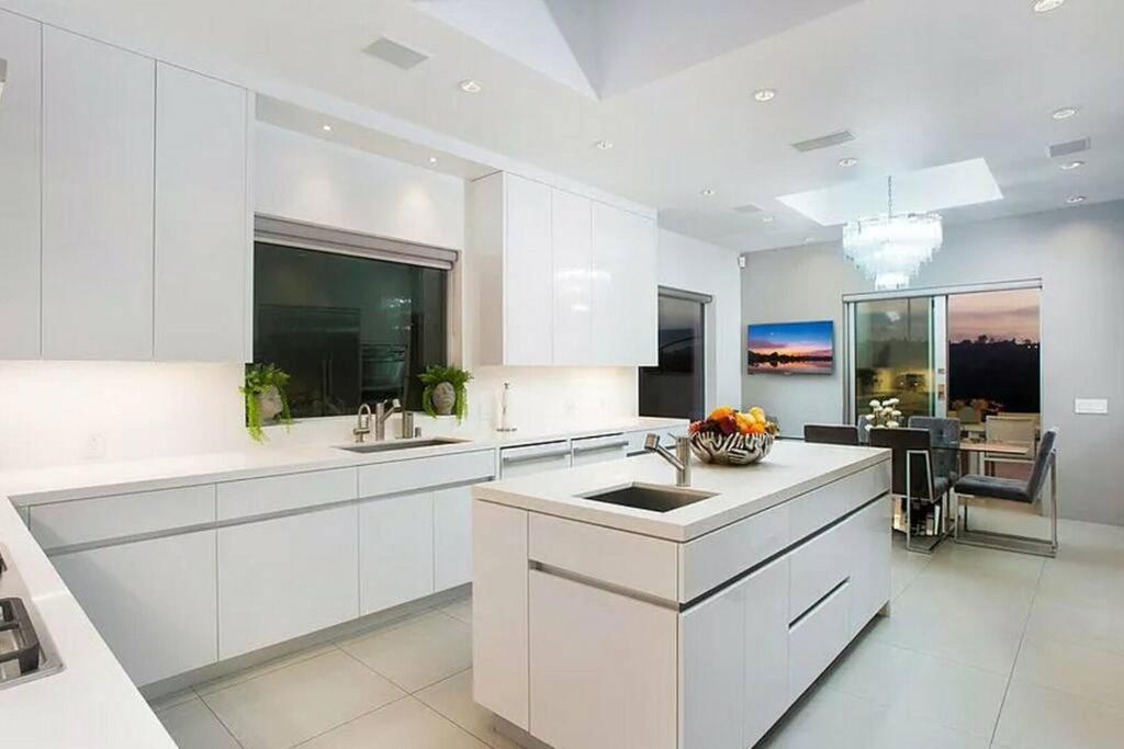 Luxurious 5 Bedroom Villa with Pool & Stunning Views - Housity