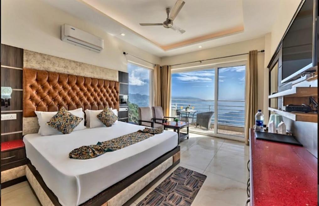 Wood Stock Kasauli - Rooms & Cottages - Panoramic View & Balcony Rooms - Housity