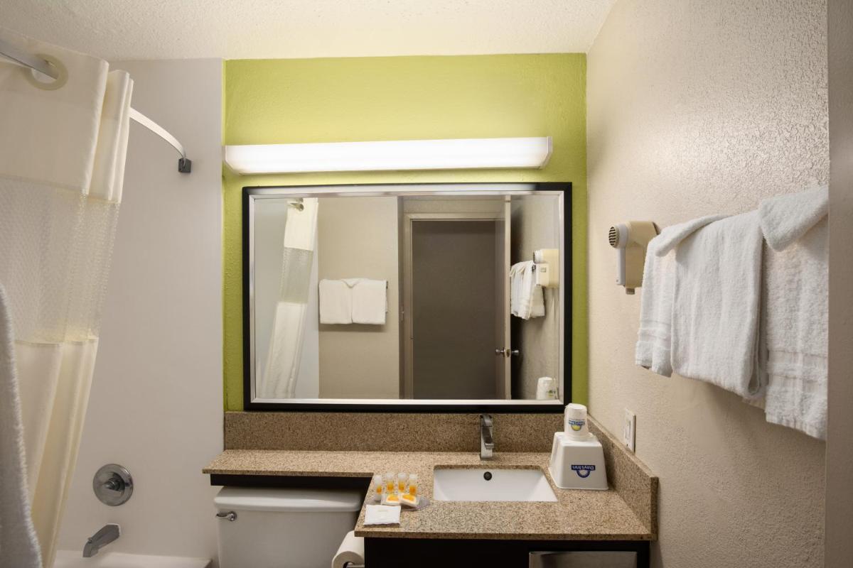 Days Inn by Wyndham Rome Downtown - Housity