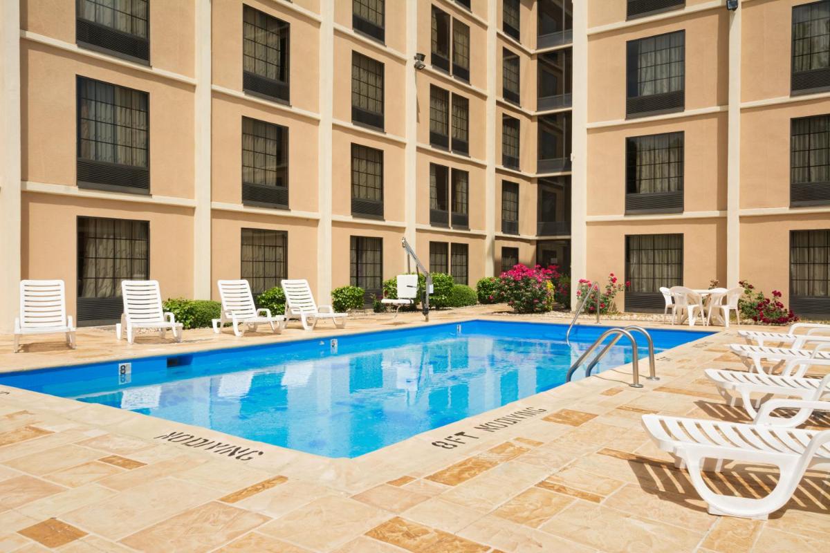 Days Inn by Wyndham Rome Downtown - Housity