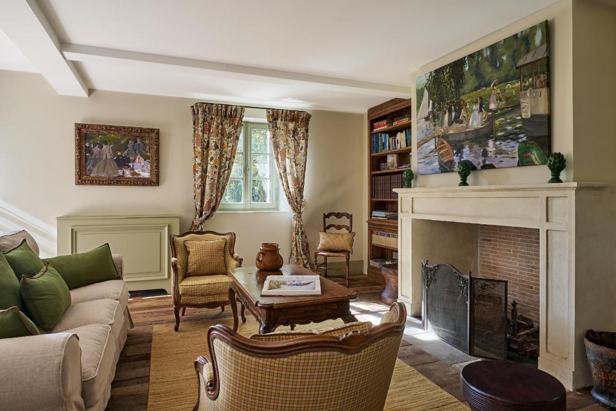 un salon avec un canapé et une cheminée dans l'établissement Château de Berne, à Lorgues