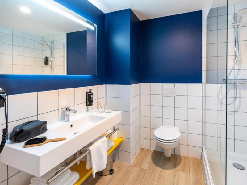 Salle de bains dans l'établissement ibis Styles Morlaix