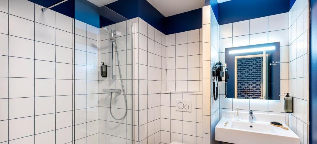 Salle de bains dans l'établissement ibis Styles Morlaix