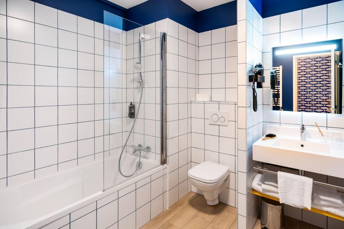 Salle de bains dans l'établissement ibis Styles Morlaix