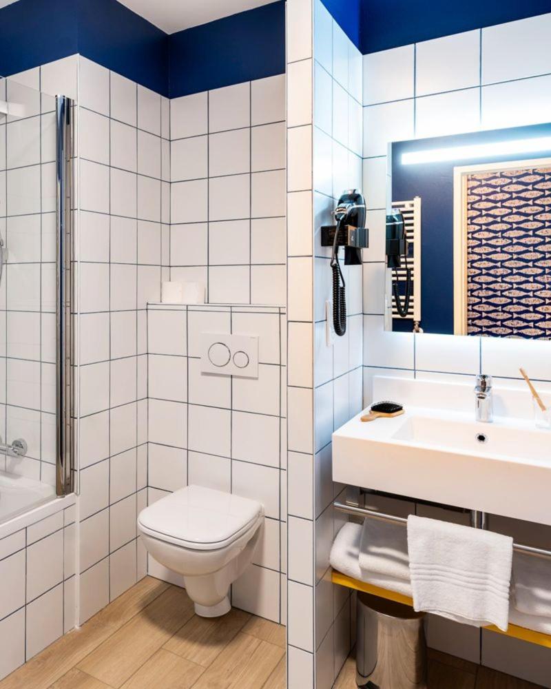 Salle de bains dans l'établissement ibis Styles Morlaix