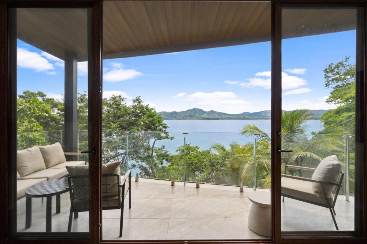 4BD Cliffside Home with Pool on Secluded Beach - Housity