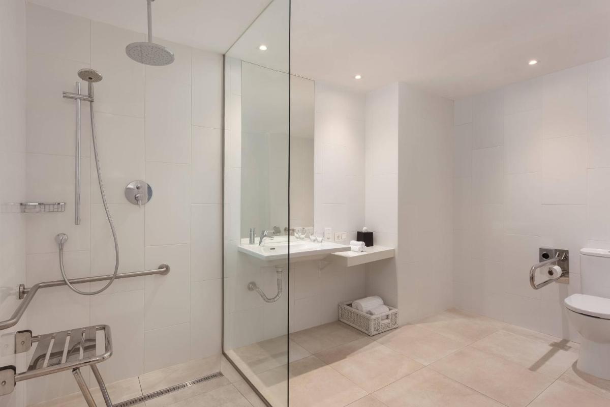Un baño de The Westin La Quinta Golf Resort & Spa, Benahavis, Marbella