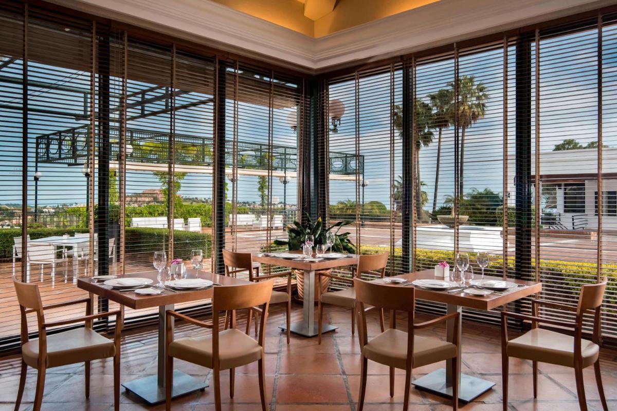 Un restaurante o sitio para comer en The Westin La Quinta Golf Resort & Spa, Benahavis, Marbella