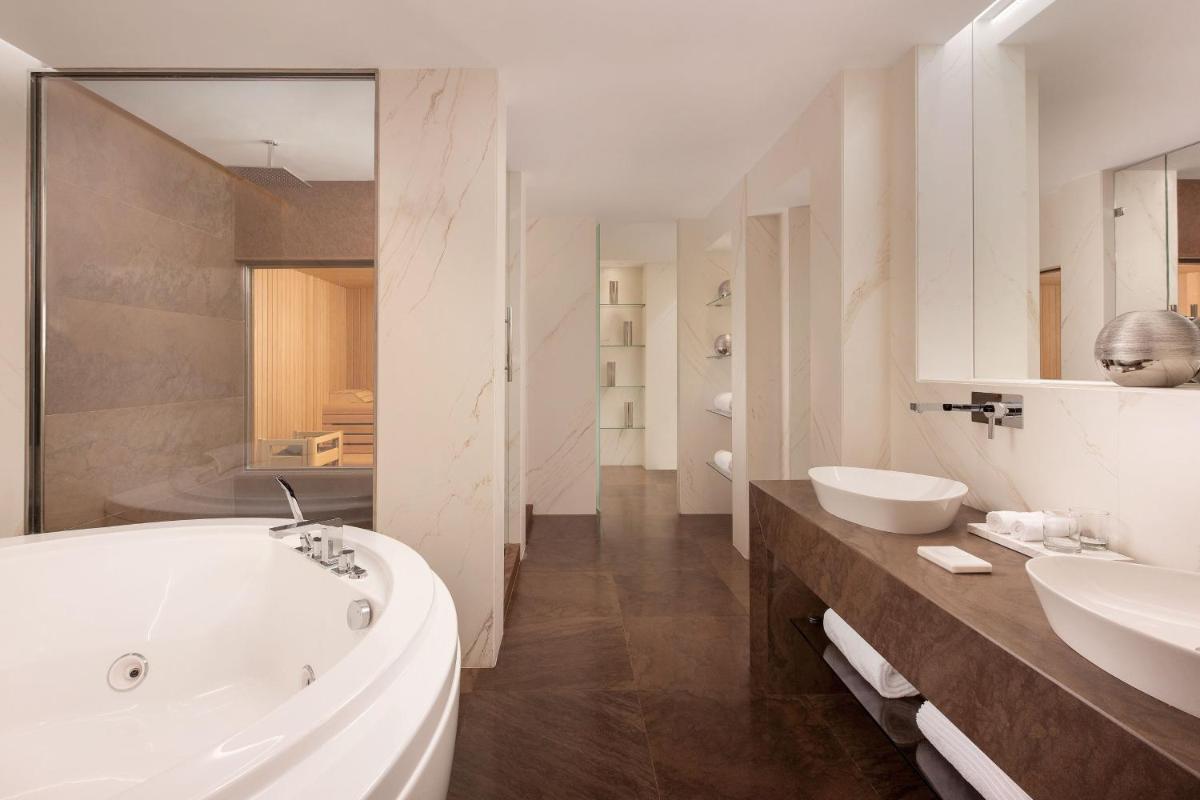 Un baño de The Westin La Quinta Golf Resort & Spa, Benahavis, Marbella