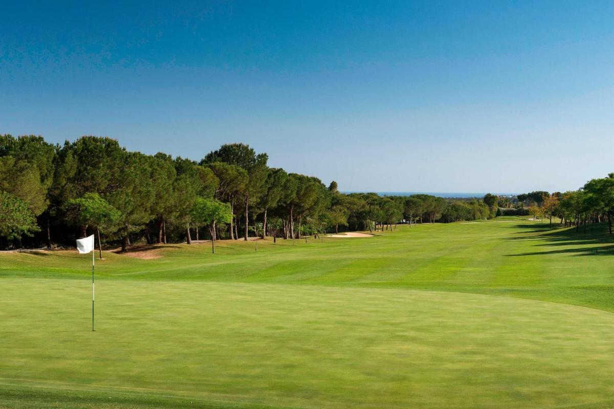 vistas a un campo de golf con bandera en The Westin La Quinta Golf Resort & Spa, Benahavis, Marbella, en Marbella