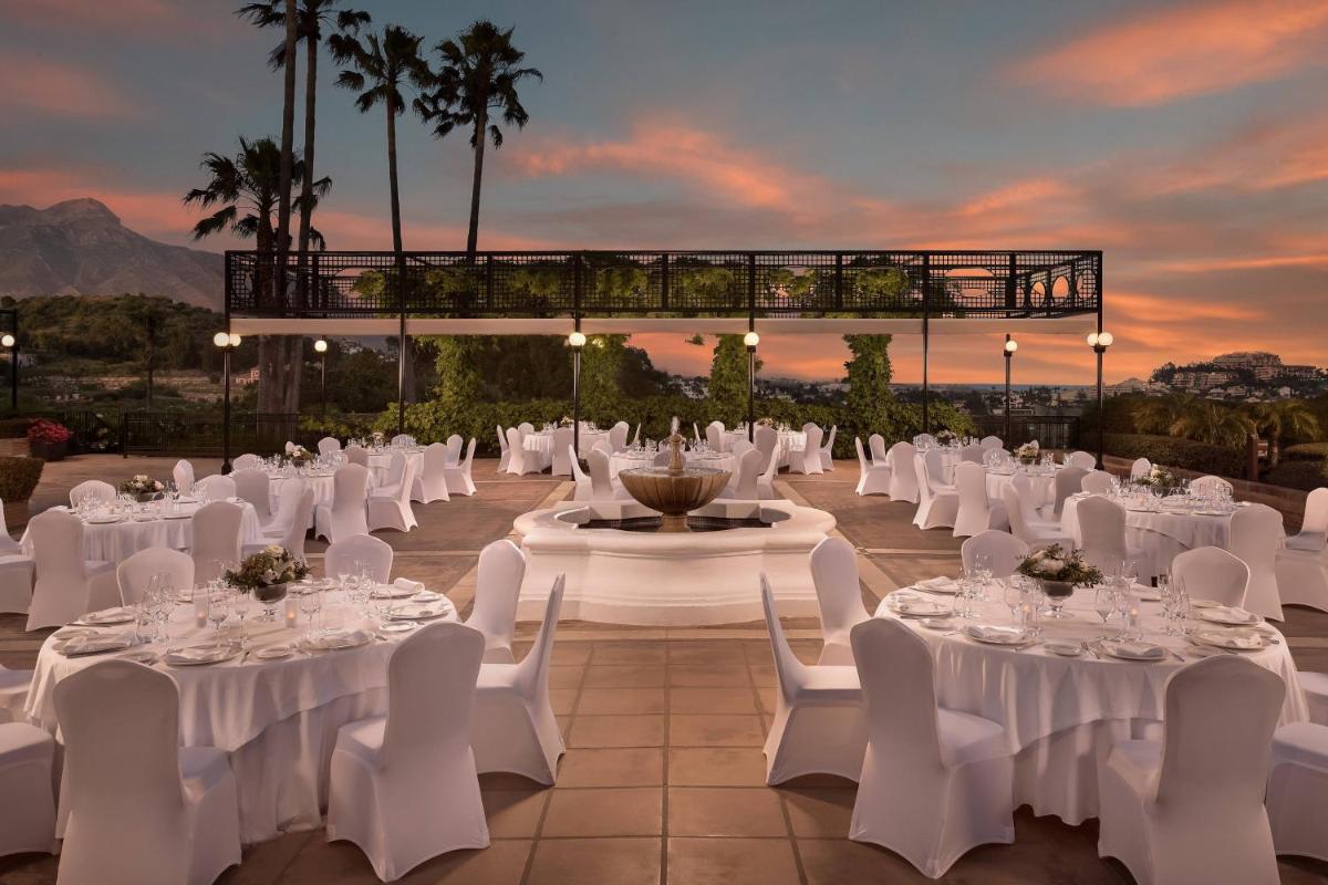 Un salón de banquetes con mesas y sillas blancas. en The Westin La Quinta Golf Resort & Spa, Benahavis, Marbella, en Marbella 98 fotos más
