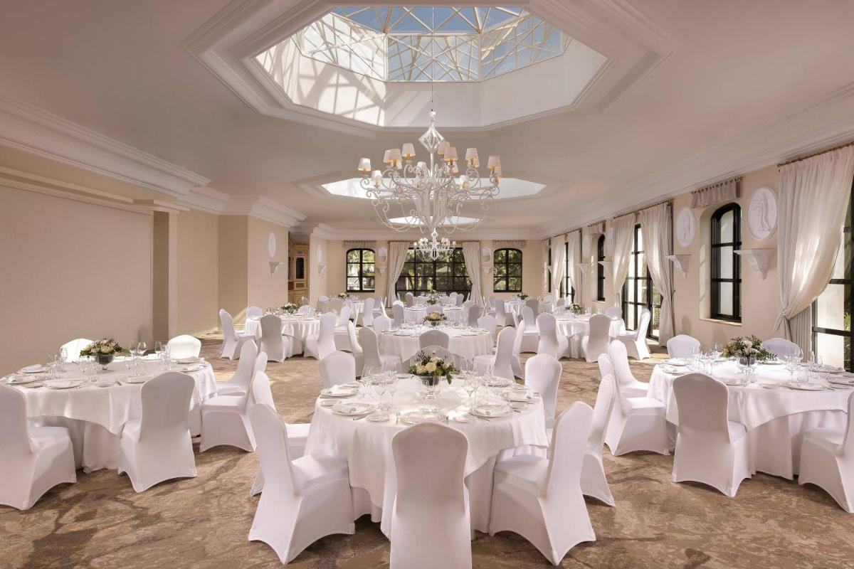 Un restaurante o sitio para comer en The Westin La Quinta Golf Resort & Spa, Benahavis, Marbella