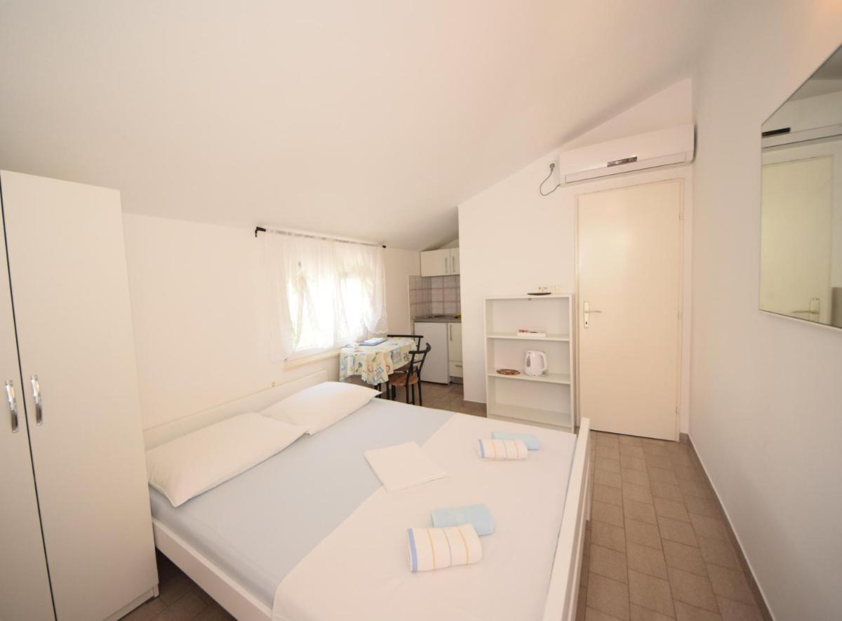 Apartments Jakov - Housity