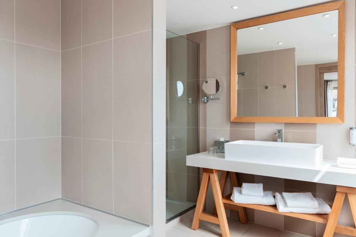 Salle de bains dans l'établissement Mercure Maintenon