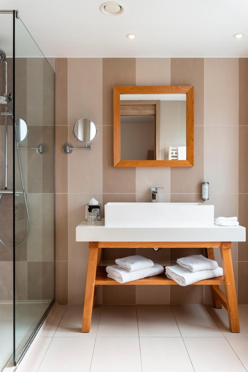 Salle de bains dans l'établissement Mercure Maintenon