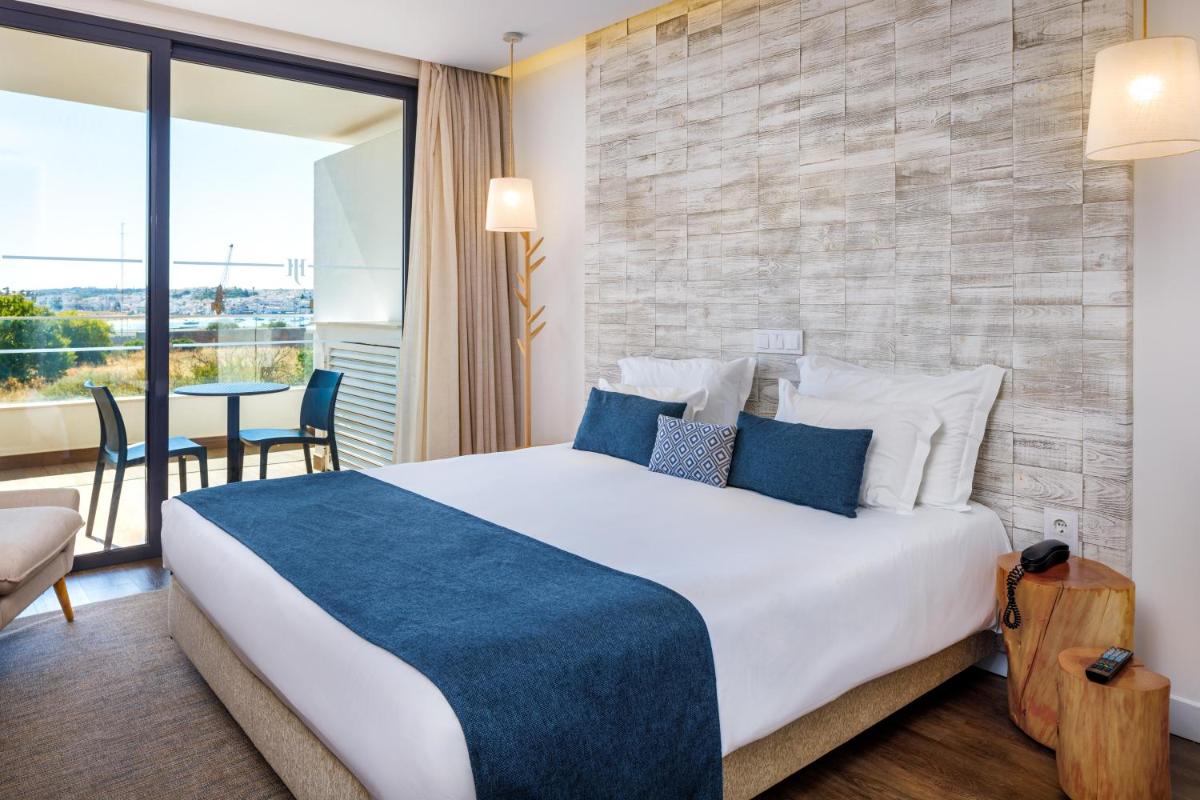 Uma cama ou camas num quarto em Jupiter Marina Hotel - Couples & Spa