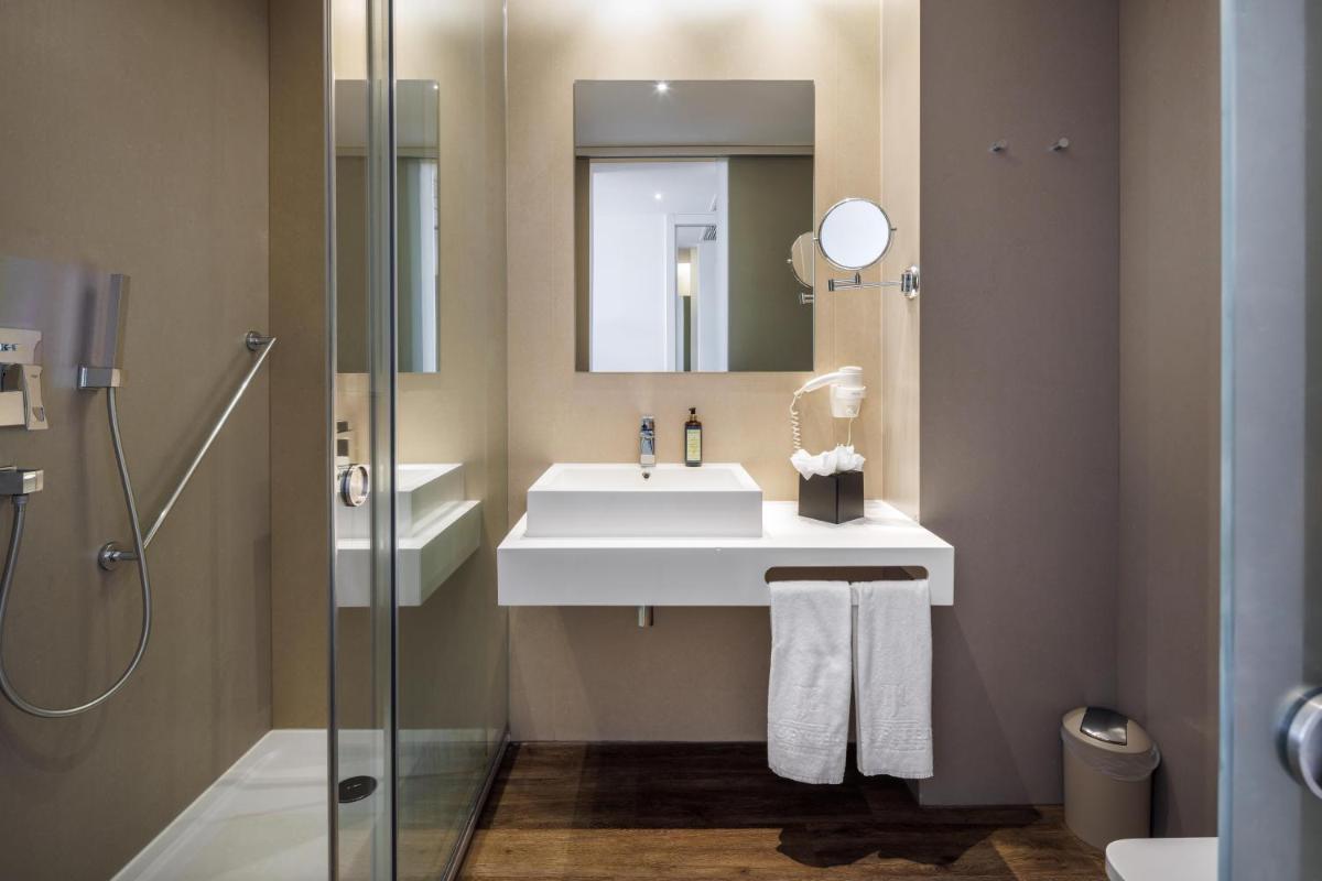 Uma casa de banho em Jupiter Marina Hotel - Couples & Spa