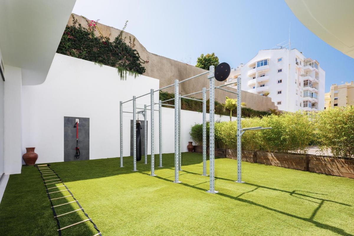 Um jardim no exterior de Jupiter Marina Hotel - Couples & Spa