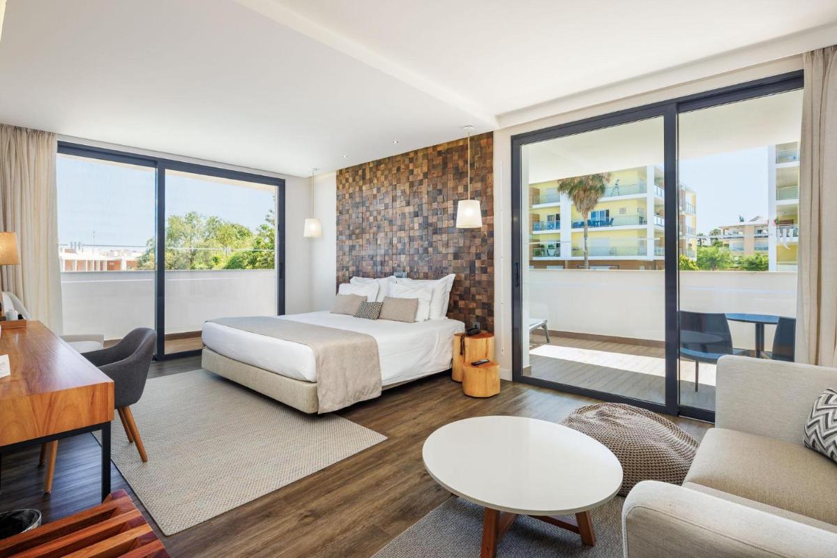 Uma cama ou camas num quarto em Jupiter Marina Hotel - Couples & Spa