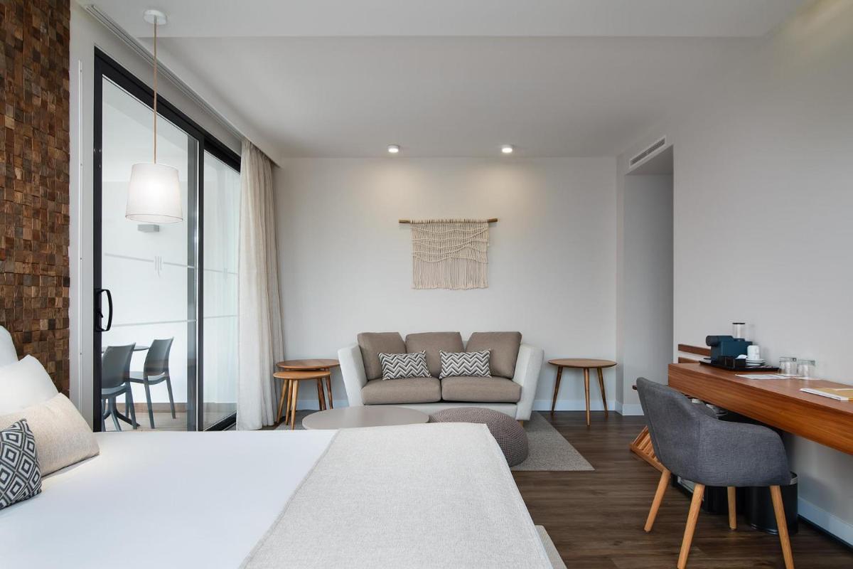 Uma cama ou camas num quarto em Jupiter Marina Hotel - Couples & Spa