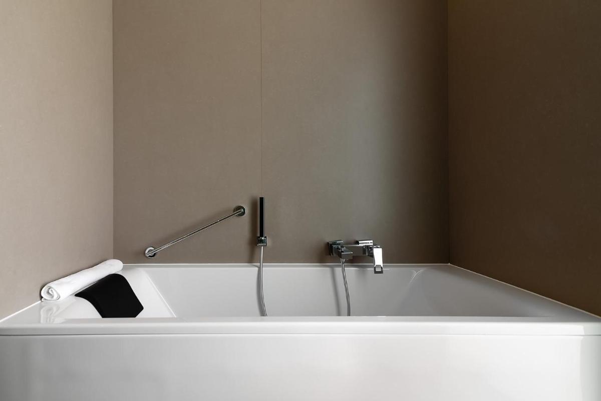 Uma casa de banho em Jupiter Marina Hotel - Couples & Spa