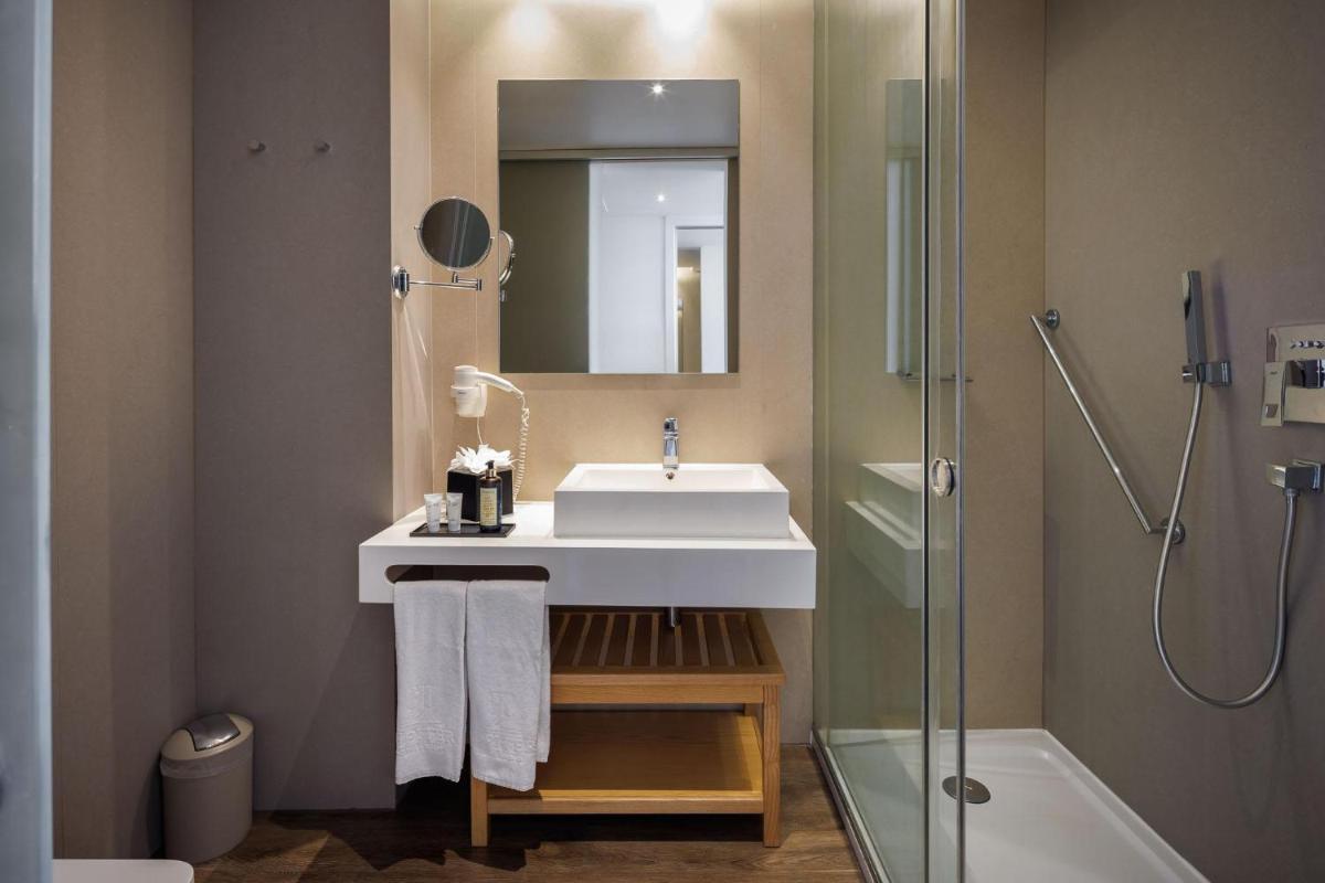 Uma casa de banho em Jupiter Marina Hotel - Couples & Spa
